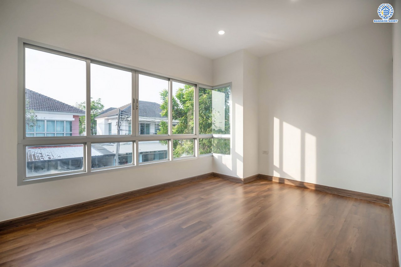 บ้านมือสองตกแต่งใหม่ โครงการ ไลฟ์บางกอกบูเลอวาร์ด ปิ่นเกล้า-เพชรเกษม เนื้อที่กว้างกว่า 52.5 ตร.ว ฟังก์ชัน 3 ห้องนอน 3 ห้องน้ำ 2 ที่จอดรถ บนทำเลศักยภาพ ติดถนนพุทธมณฑลสาย4 เหมาะสมกับทุกครอบครัว ใกล้แหล่งช้อปปิ้ง "เซ็นทรัล ศาลายา" รถไฟฟ้าสายสีน้ำเงิน "สถานีหลักสอง" และจุดขึ้นทางด่วน "ศรีรัช-วงแหวน"